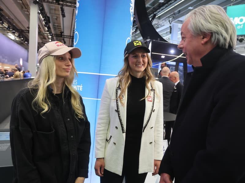 Anna Gasser (Snowboard-Olympiasiegerin) mit Nina Ortlieb (Abfahrts-Vizeweltmeisterin)